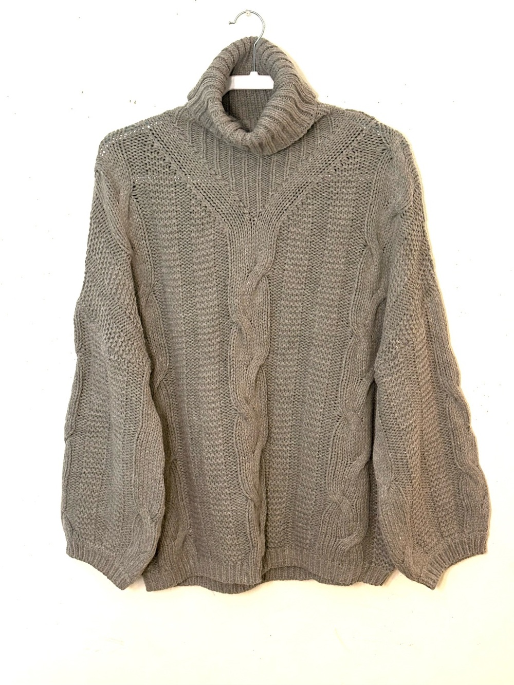 Women’s Chunky Cable Knit Turtleneck Sweater. Size XL. NWOT.